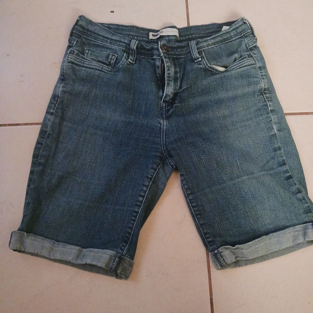 Levis Bermuda Shorts Women’s Size 30 Medium wash